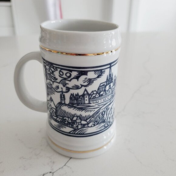 Rare Vintage 1831 HOLLOHAZA HUNGARY PORCELAIN Miniature Beer Mug Gold Trim - Picture 2 of 6